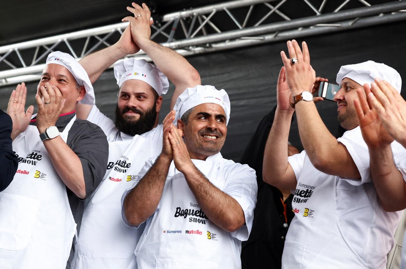 麵包師傅鼓掌歡呼。(路透社)