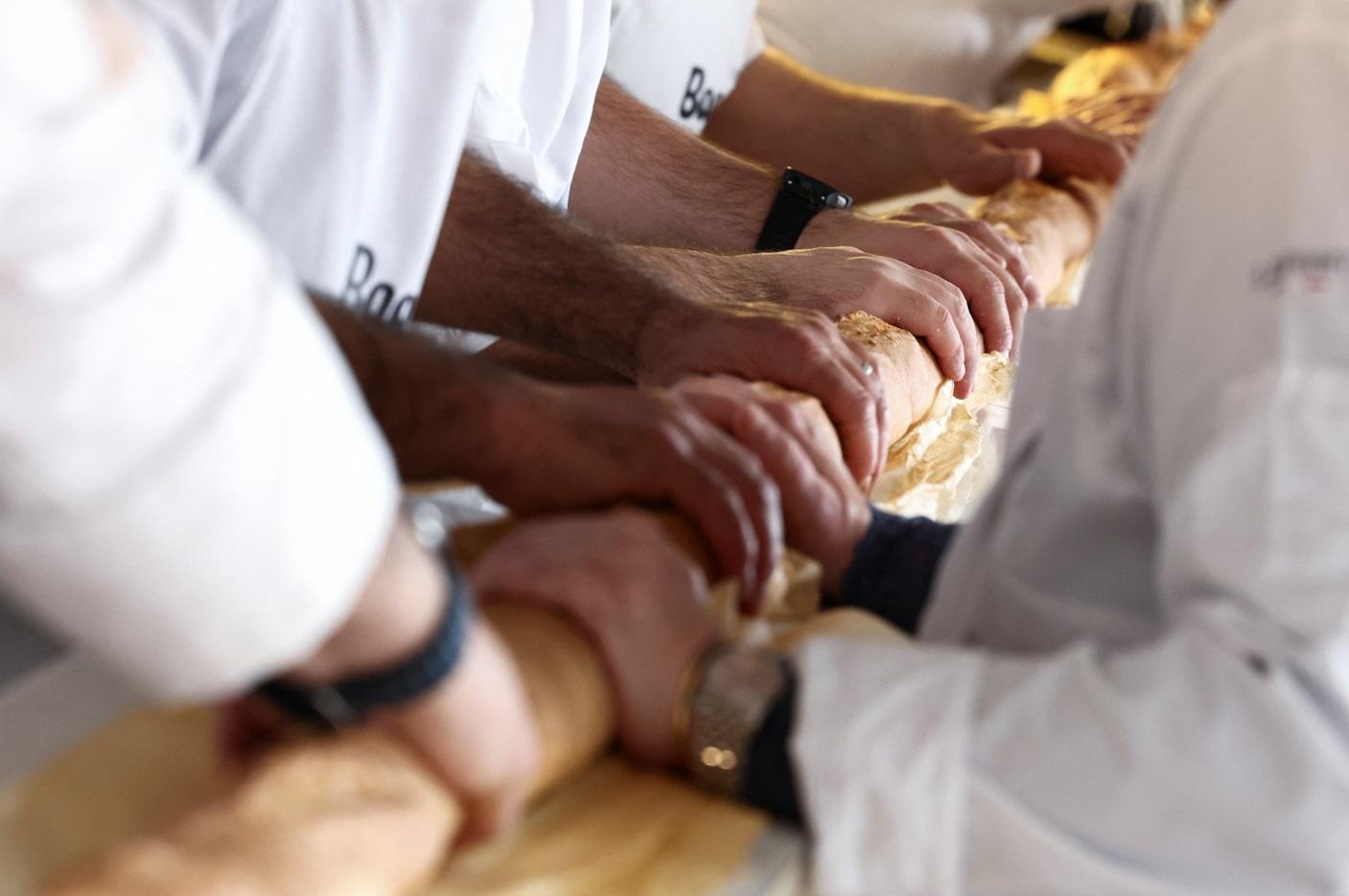 麵包師傅揉捏麵團。(路透社)