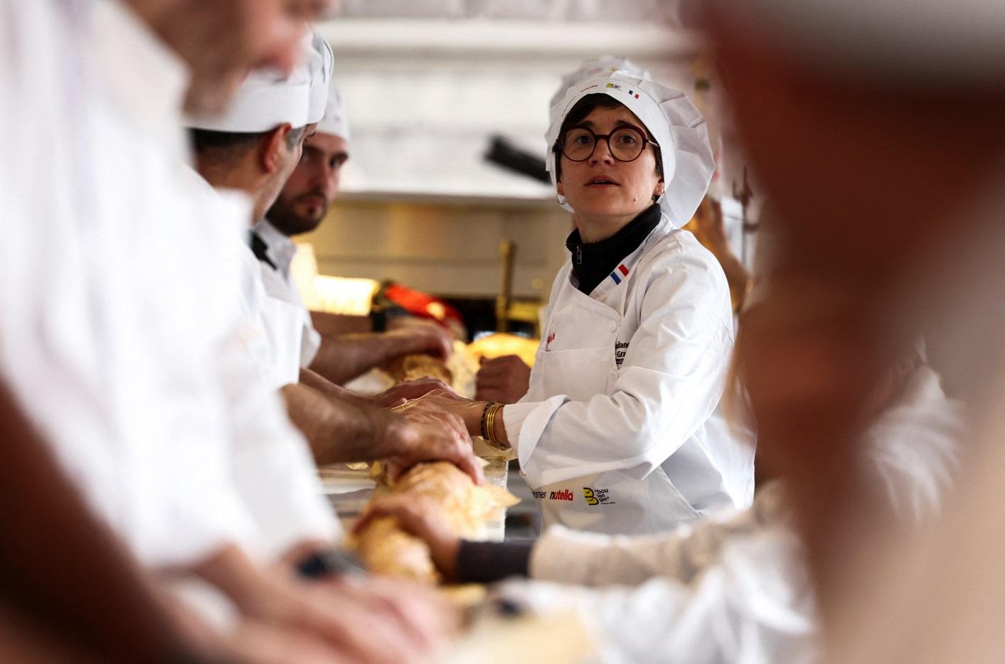 12名麵包師傅緊密合作。(路透社)