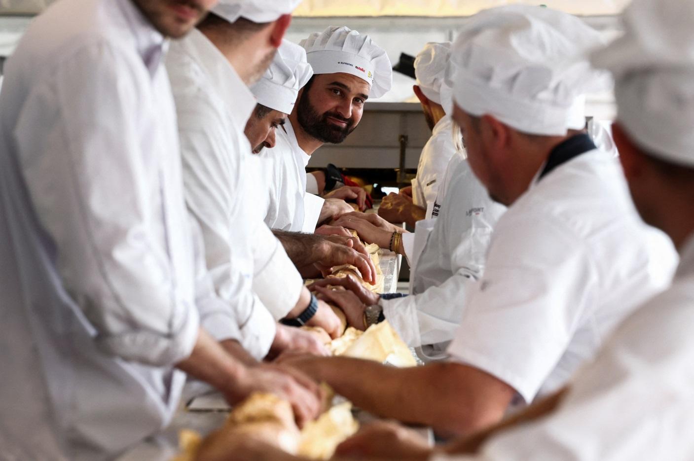 法國12名麵包師傅烤出世界最長長法包,為法國爭一口氣。(路透社)