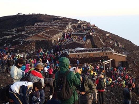富士山登山爆人滿之患。(互聯網)