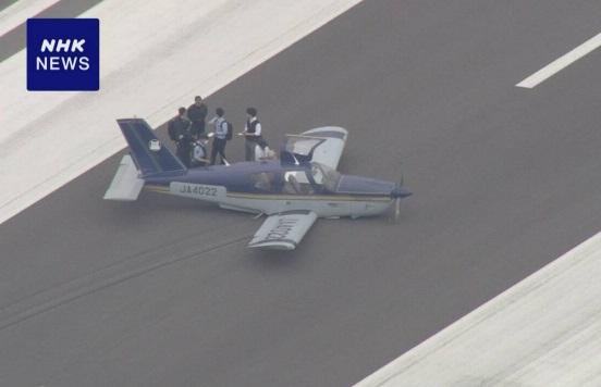 小型飛機在福井機場降落時機腹著地。(互聯網)