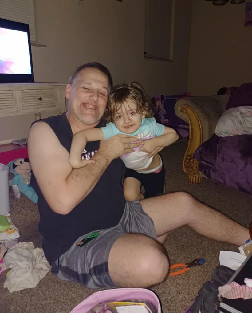 女童父親霍布被控非自願過失致死罪,圖為兩人生活照。(互聯網)