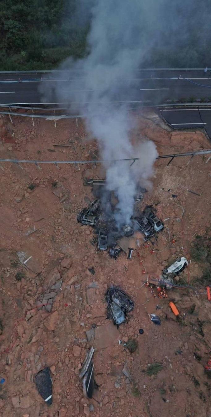 現場有車輛冒煙。(互聯網)