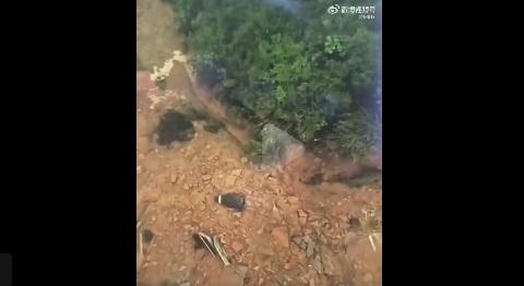 多輛汽車掉落大坑。(互聯網)