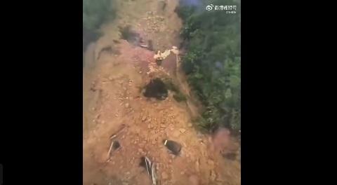 多輛汽車掉落大坑。(互聯網)