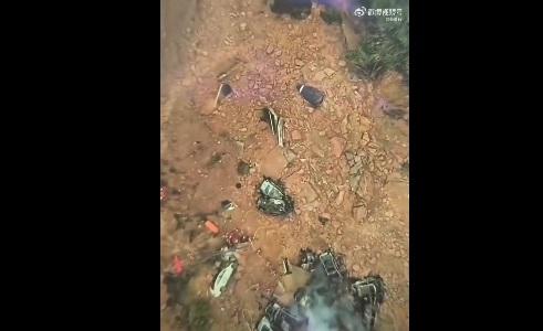 多輛汽車掉落大坑。(互聯網)