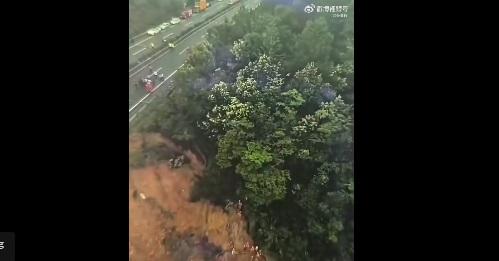 多輛汽車掉落大坑。(互聯網)