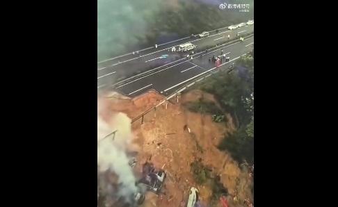 路陷現場有車輛起火冒煙。(互聯網)