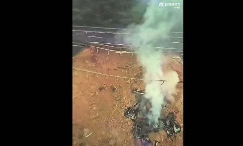 路陷現場有車輛起火冒煙。(互聯網)