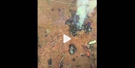 路陷現場有車輛起火冒煙。(互聯網)