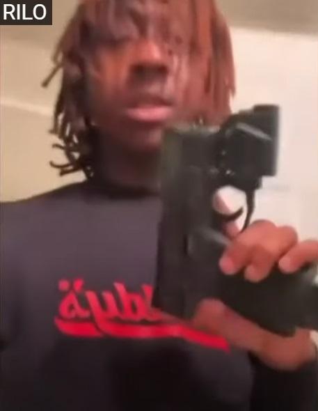 直播時,Rylo Huncho一邊rap,一邊揮動槍械。(互聯網)