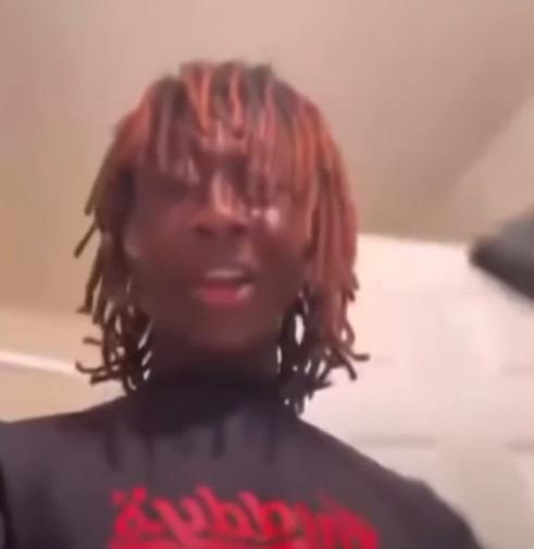 直播時,Rylo Huncho揮動槍械,用槍指向頭部。(互聯網)