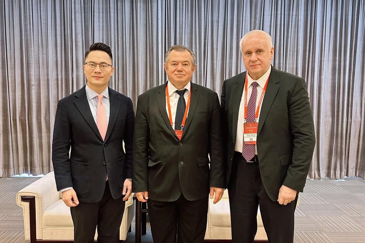 梁熙(左)引述格拉濟耶夫(中)稱,認同香港作為「超級聯繫人」具有重要角色。(梁熙FB)