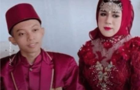 結婚照中,坎薩妝容嬌艷。(互聯網)