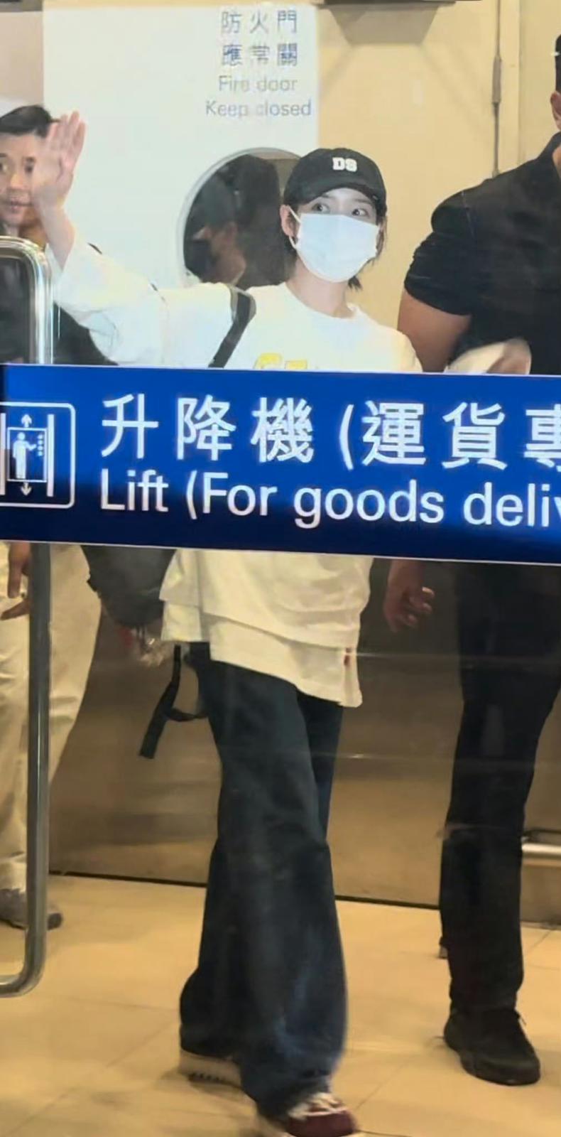 IU抵埗時獲大批歌迷接機。