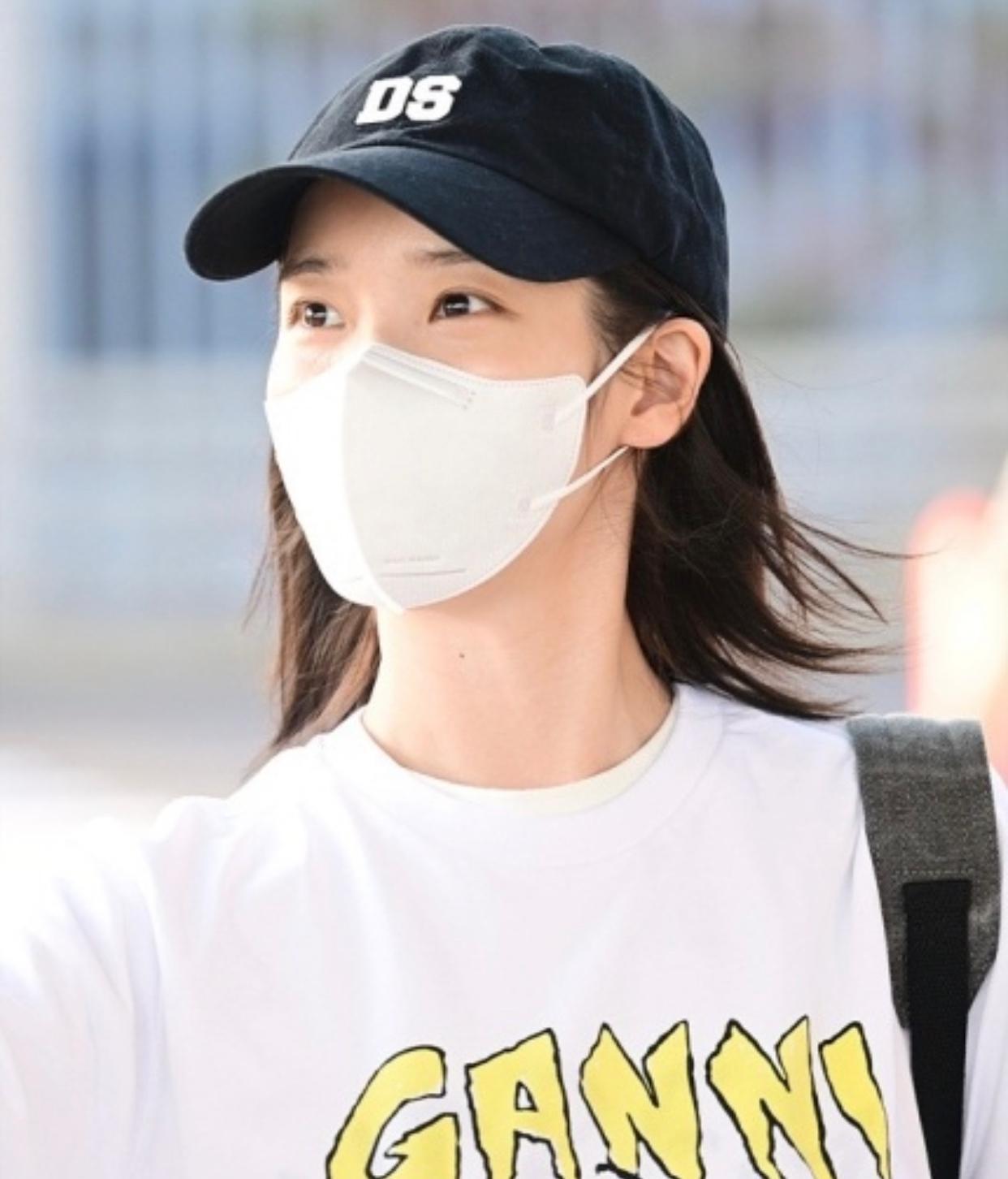 IU以一身輕便打扮,頭戴黑色帽出發來港。