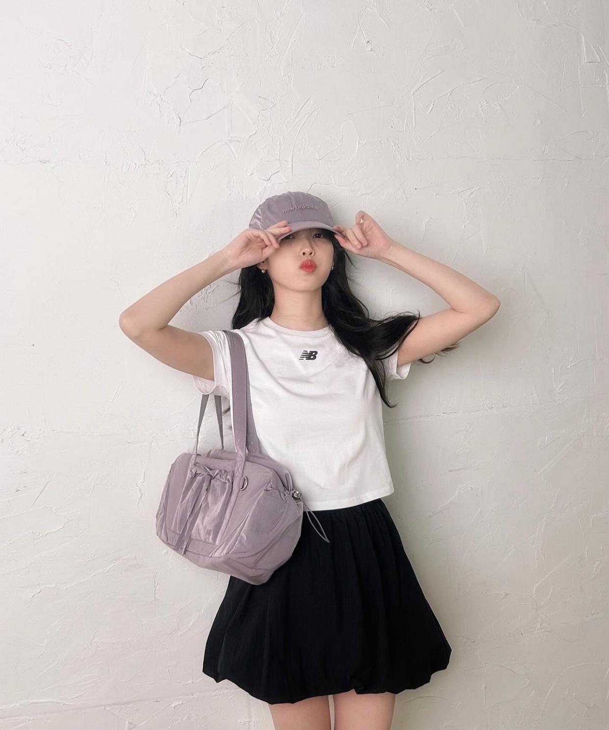 IU短裙look現身尖沙咀。