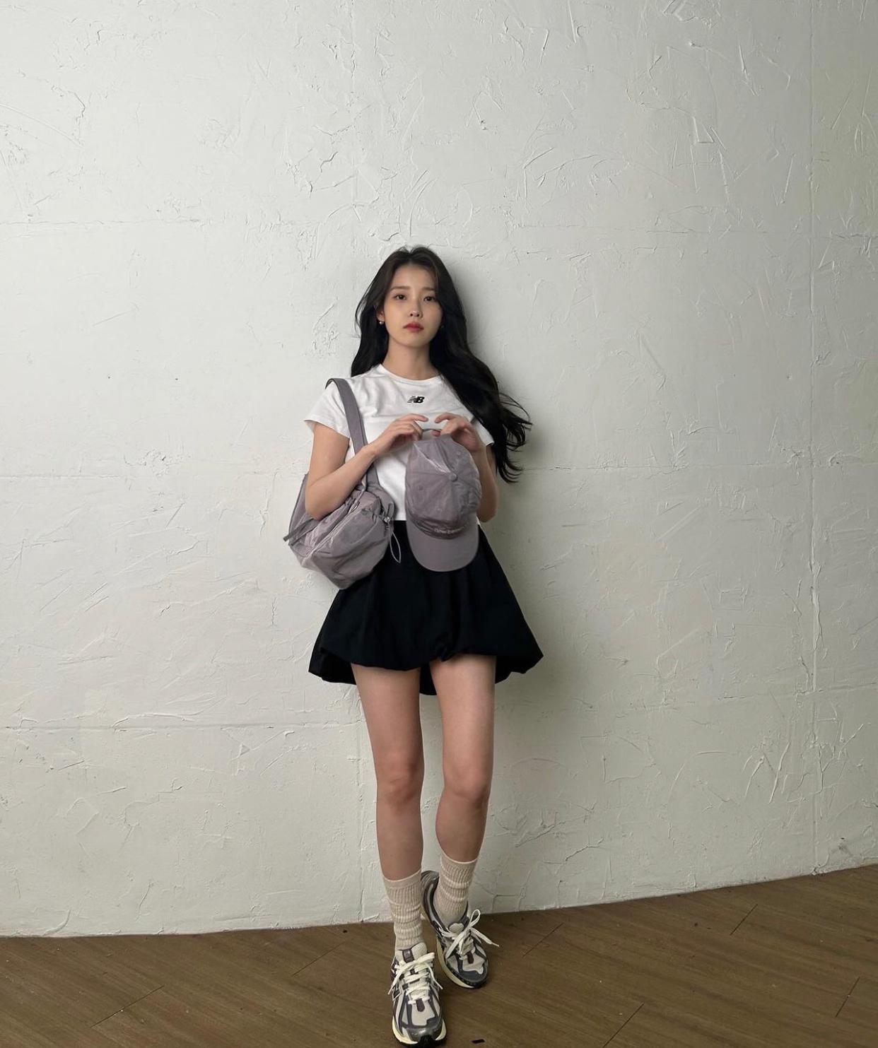 IU短裙look現身尖沙咀。