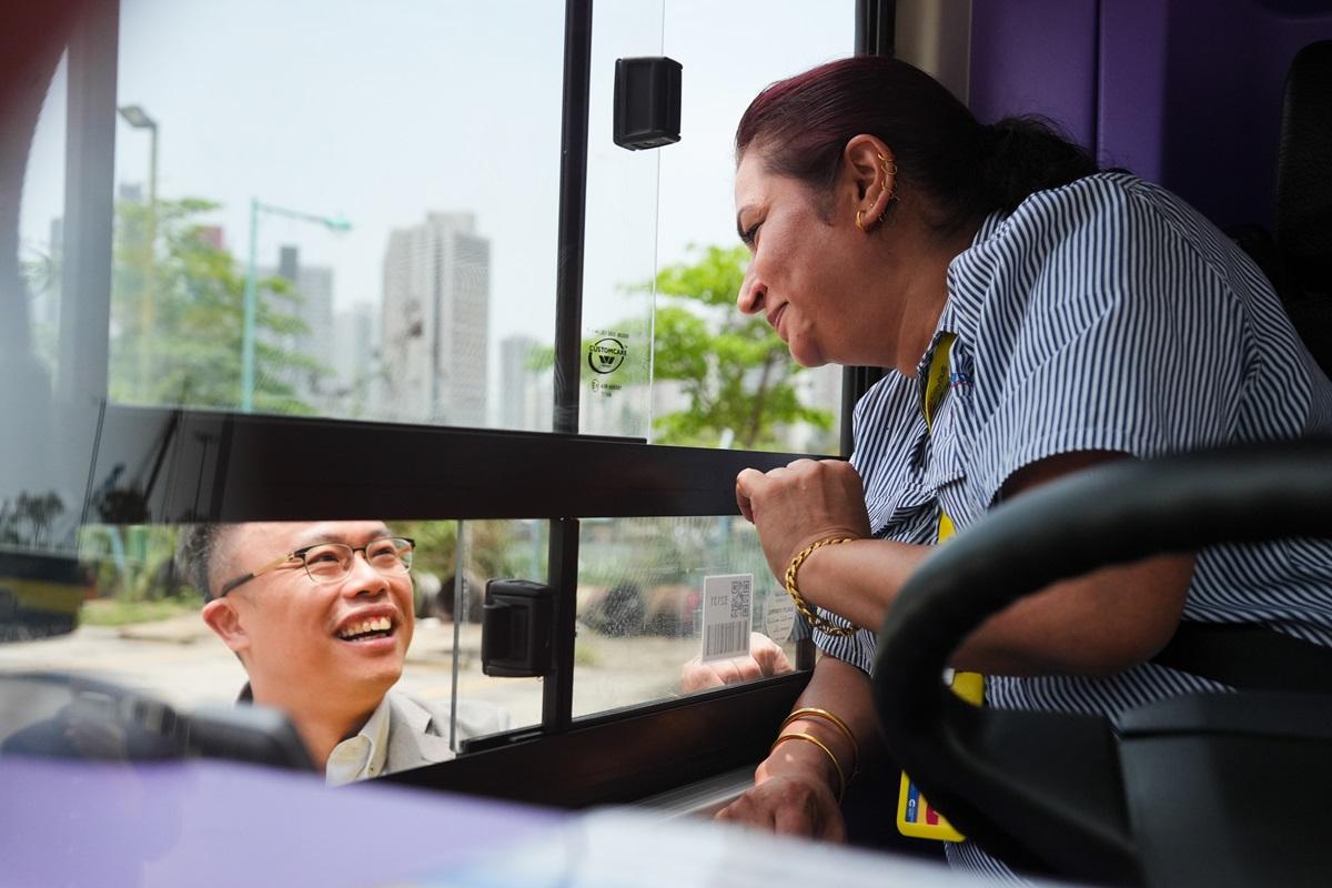 印度裔的Farzana(右)已任職城巴車長約8個月。(城巴提供)