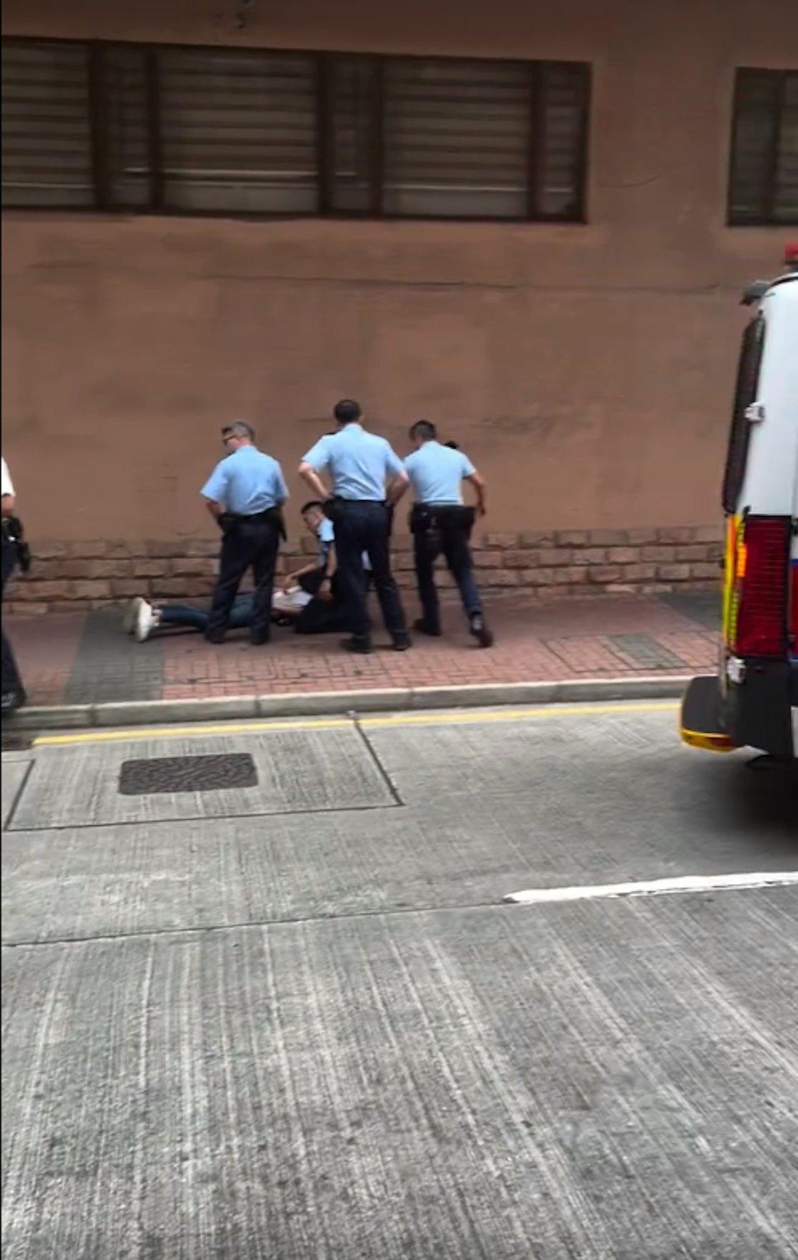 警方在荔枝角截疑掛假牌可疑車輛,制服5名男子。(網片截圖)