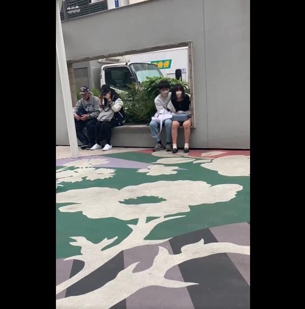 男學生把手伸進女友褲浪或短裙內並有所動作。(互聯網)