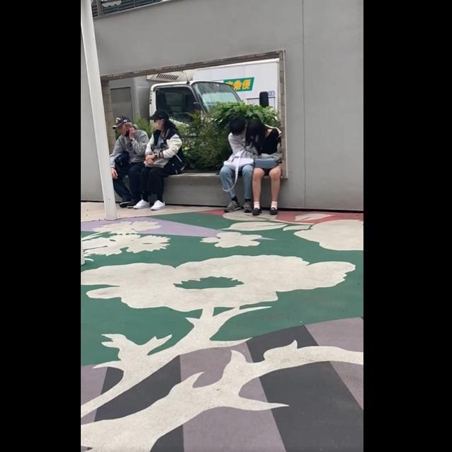 女方郁動身體又左右搖頭,看來不自在。(互聯網)