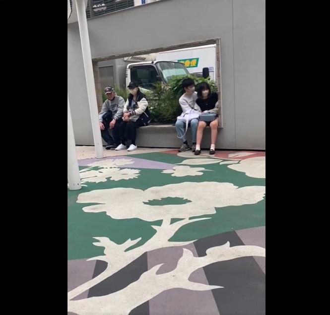 女方拍打大腿上的手袋。(互聯網)