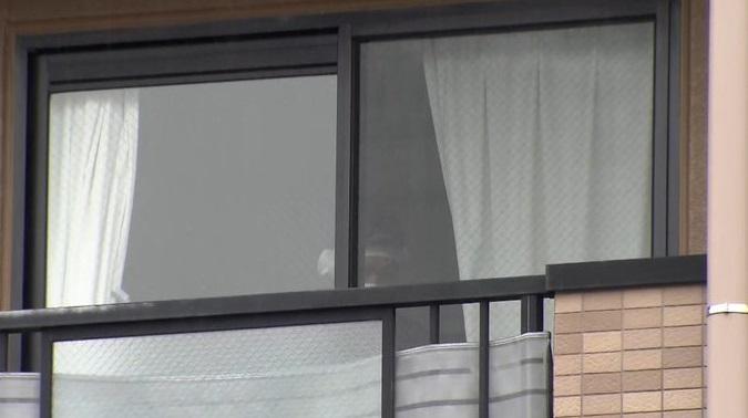 警員在死者渡邊華蓮的公寓住所搜證。(互聯網)