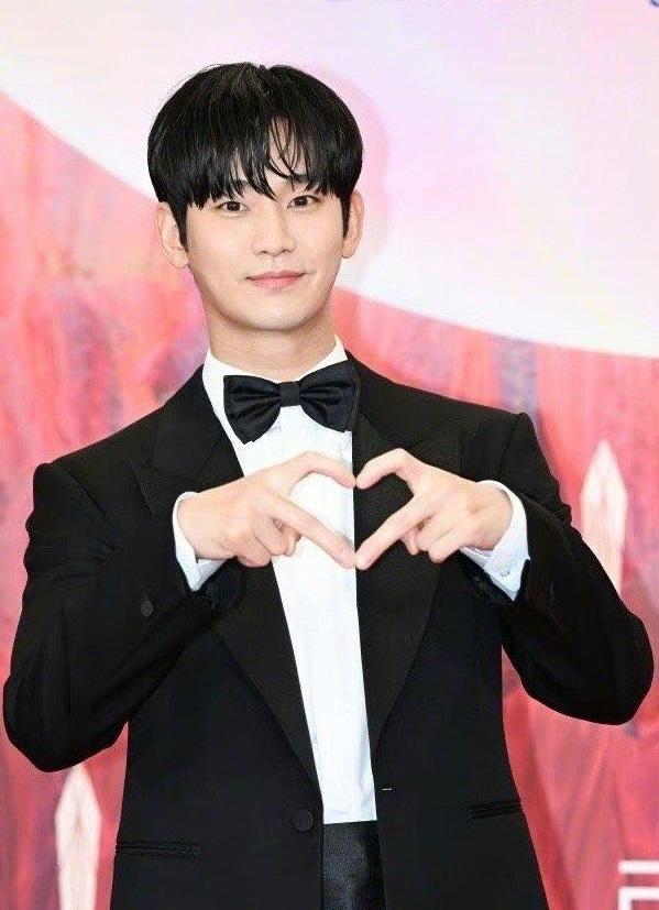 金秀賢今日瀏海出席百想頒獎禮,更壓軸行紅地毯。