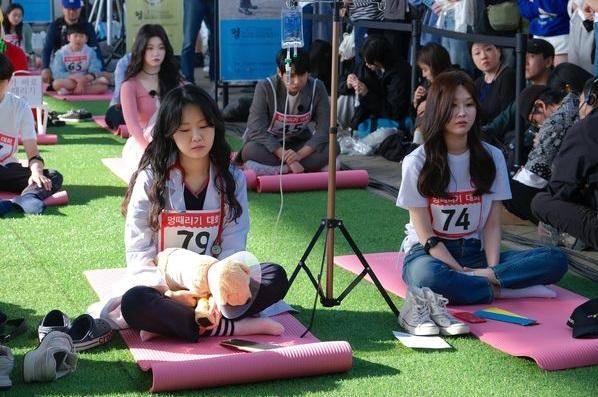 南韓一年一度的發呆大賽在首爾盤浦漢江公園潛水橋邊舉行。(中新社)