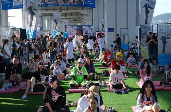 南韓一年一度的發呆大賽在首爾盤浦漢江公園潛水橋邊舉行。(中新社)