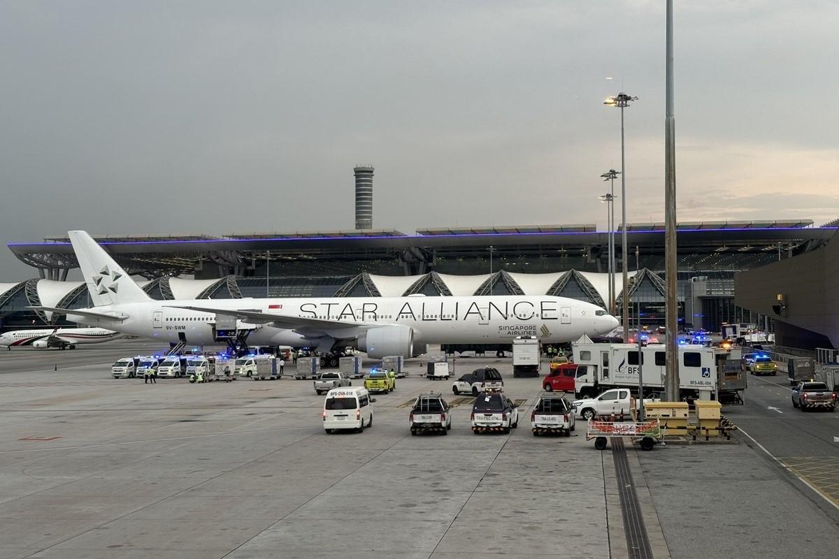 新加坡航空一架客機緊急迫降泰國曼谷素萬那普機場。(FB專頁Airline Secrets Exposed圖片)