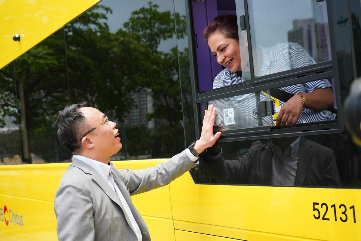 黃偉業(左)透露,城巴去年的少數族裔求職者按年增加15倍。(城巴提供)