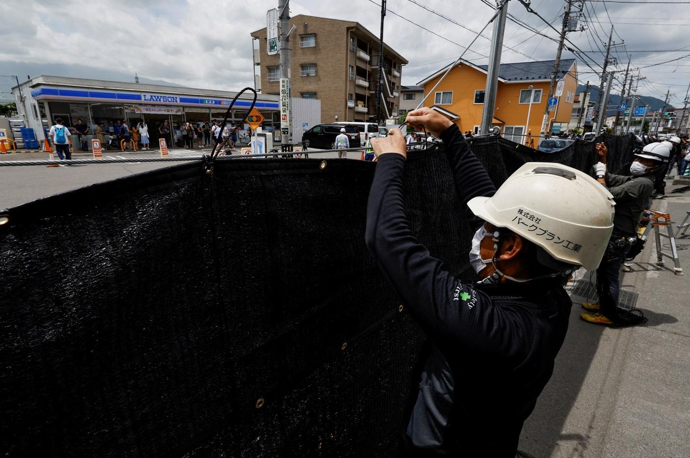 工作人員本月21日掛起黑幕。(路透社)