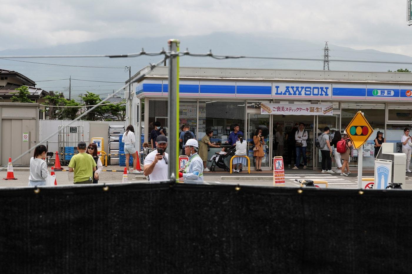 工作人員本月21日掛起黑幕。(路透社)