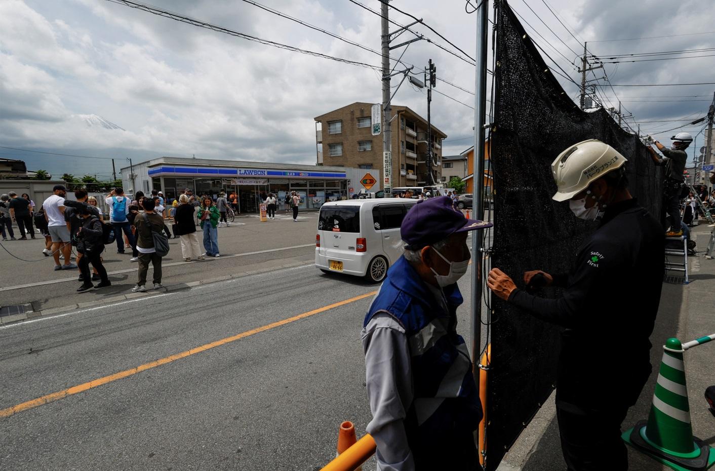 工作人員本月21日掛起黑幕。(路透社)