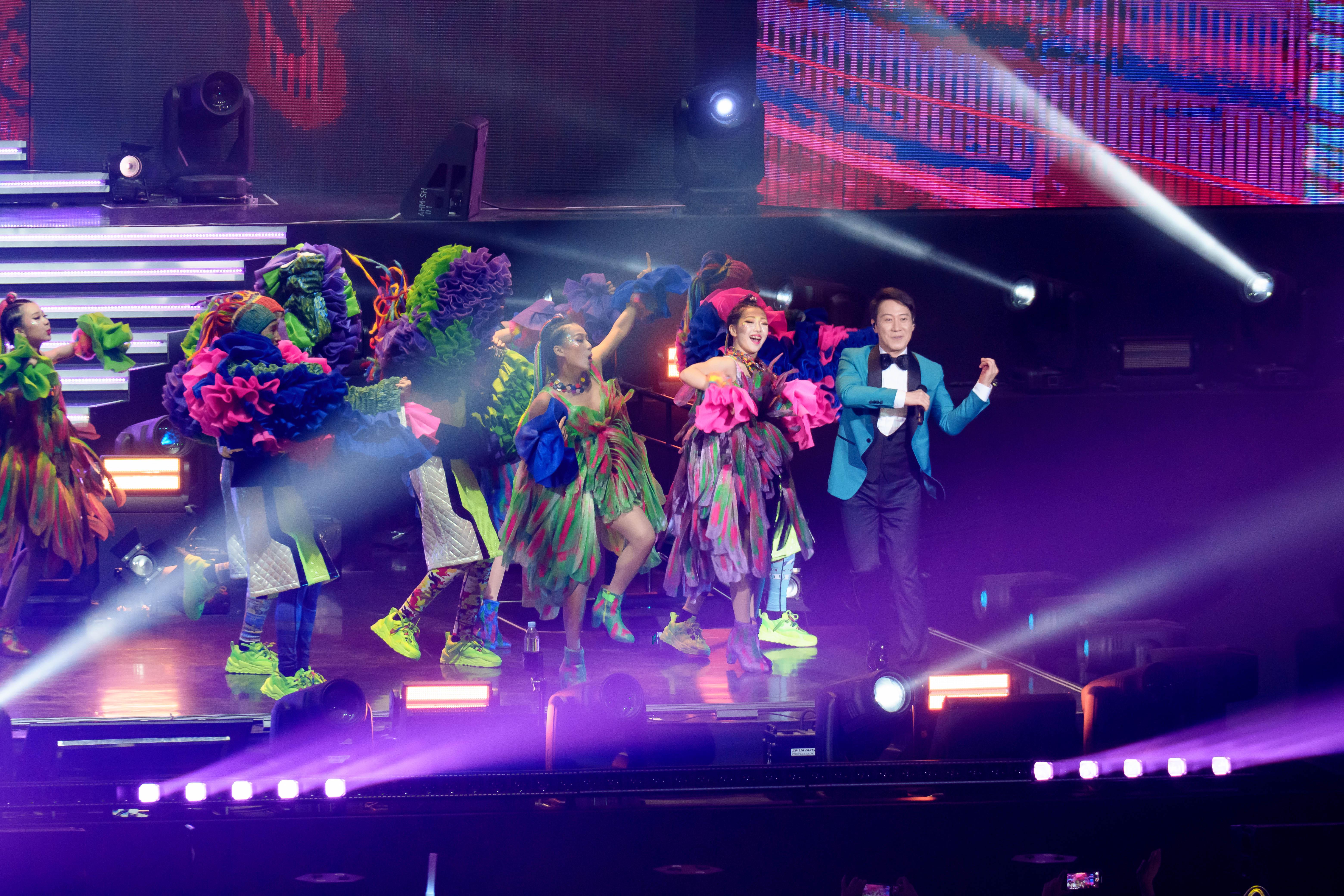 Leon唱出快歌《Sugar In The Marmalade》時配上扮拉小提琴的獨特台風。