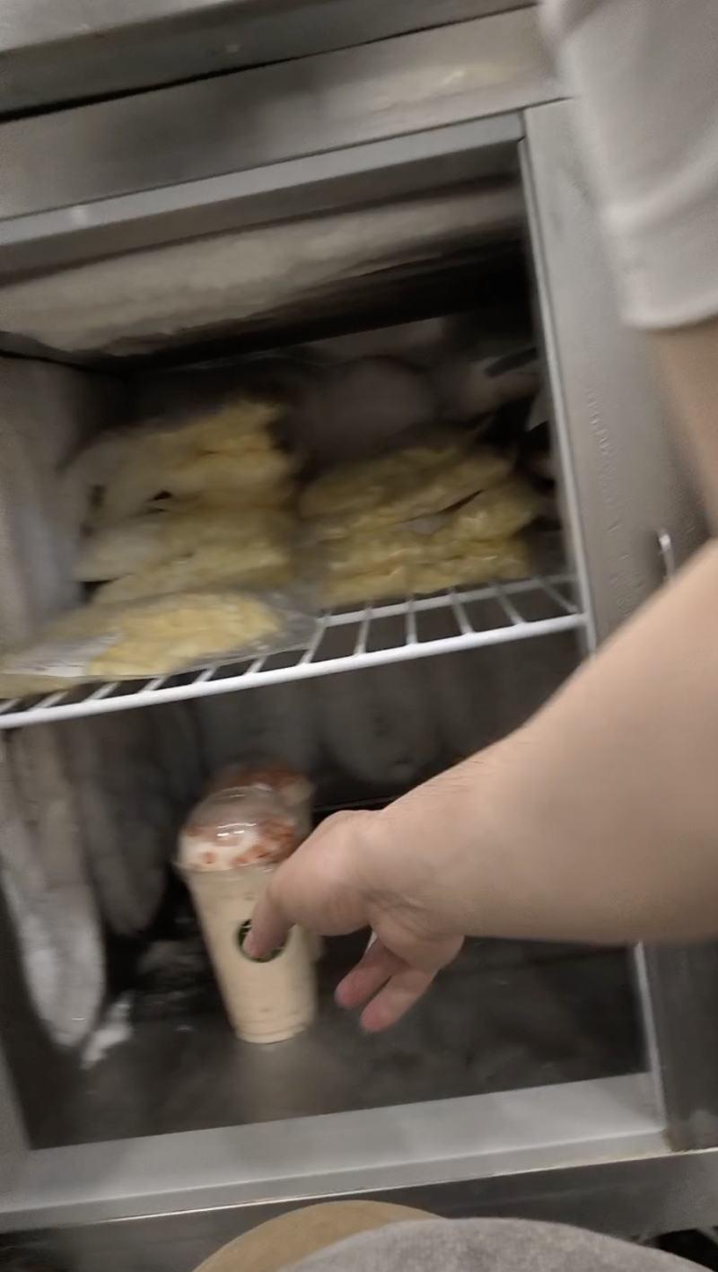 茉酸奶北京店提前制備飲品,放入前台冷櫃中,等消費者點單時再出售(新京報)