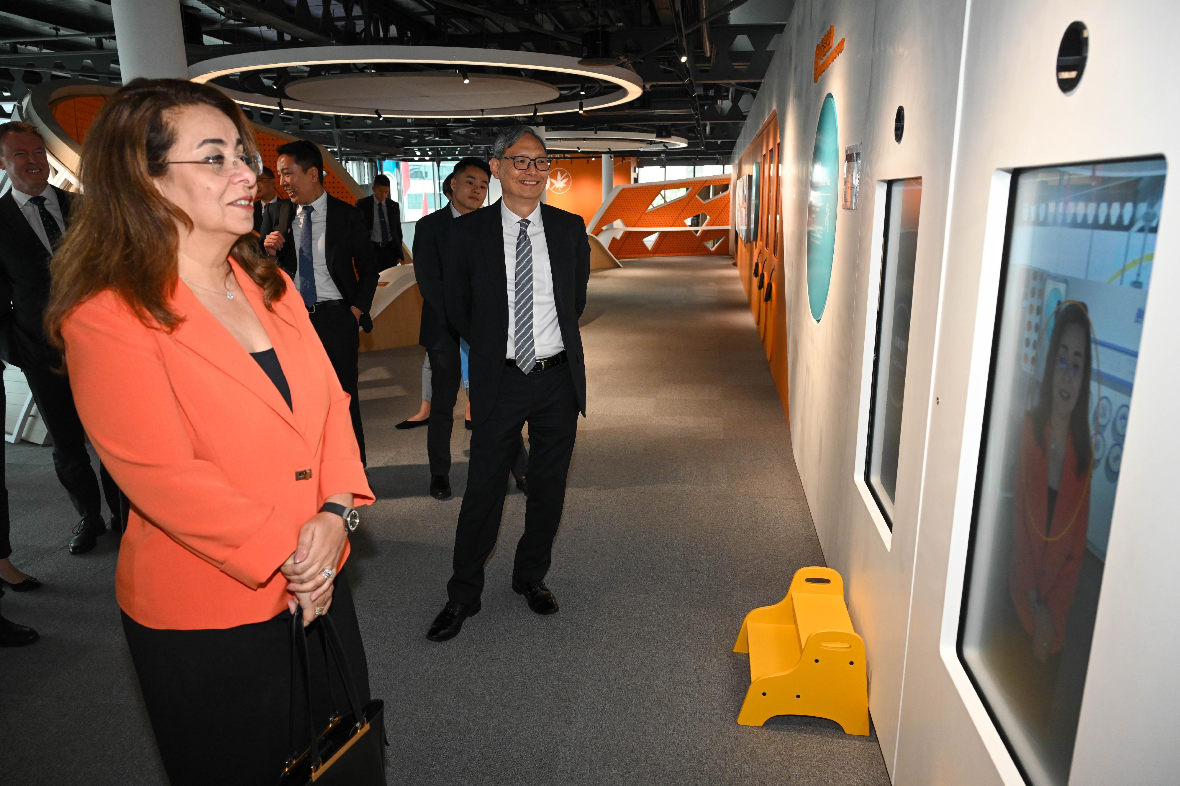 卓孝業與加達•法特希•瓦利會面。