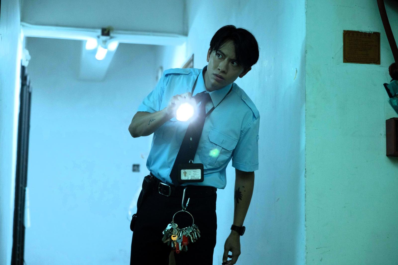 Locker第一次飾演保安,所以對所有事物都感到十分新奇。