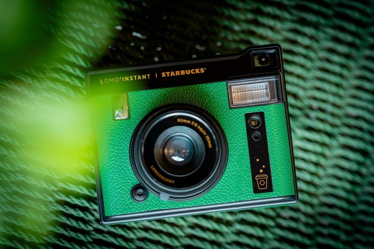 Starbucks Lomo'Instant Automat機身沿用星巴克招牌深綠色,相當吸引。