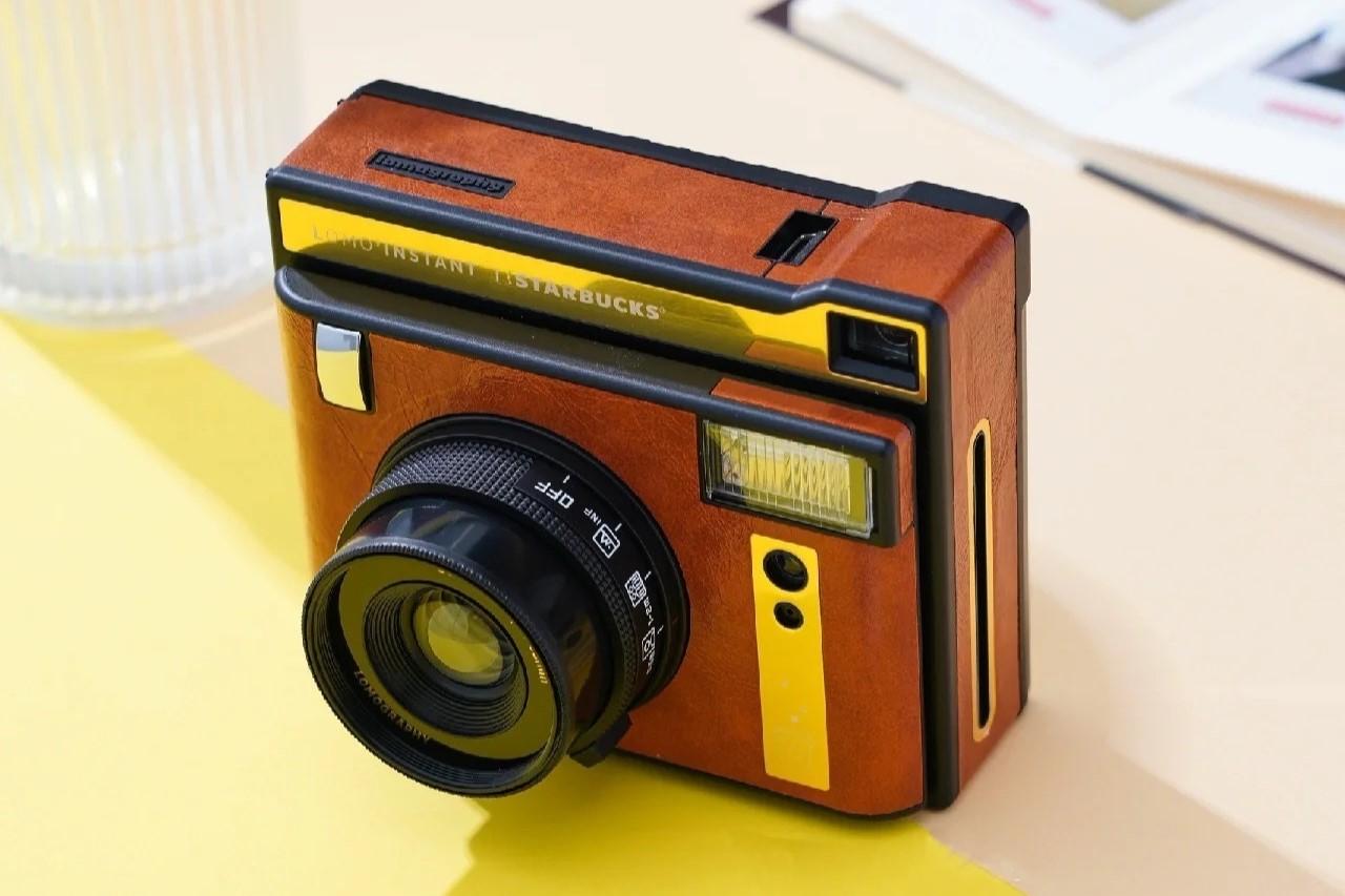 Starbucks Lomo'Instant Automat啡色配上金邊裝飾,懷舊感重。