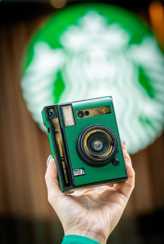 Starbucks Lomo'Instant Automat有機身本體連鏡頭蓋,另有閃光燈顏色濾鏡。