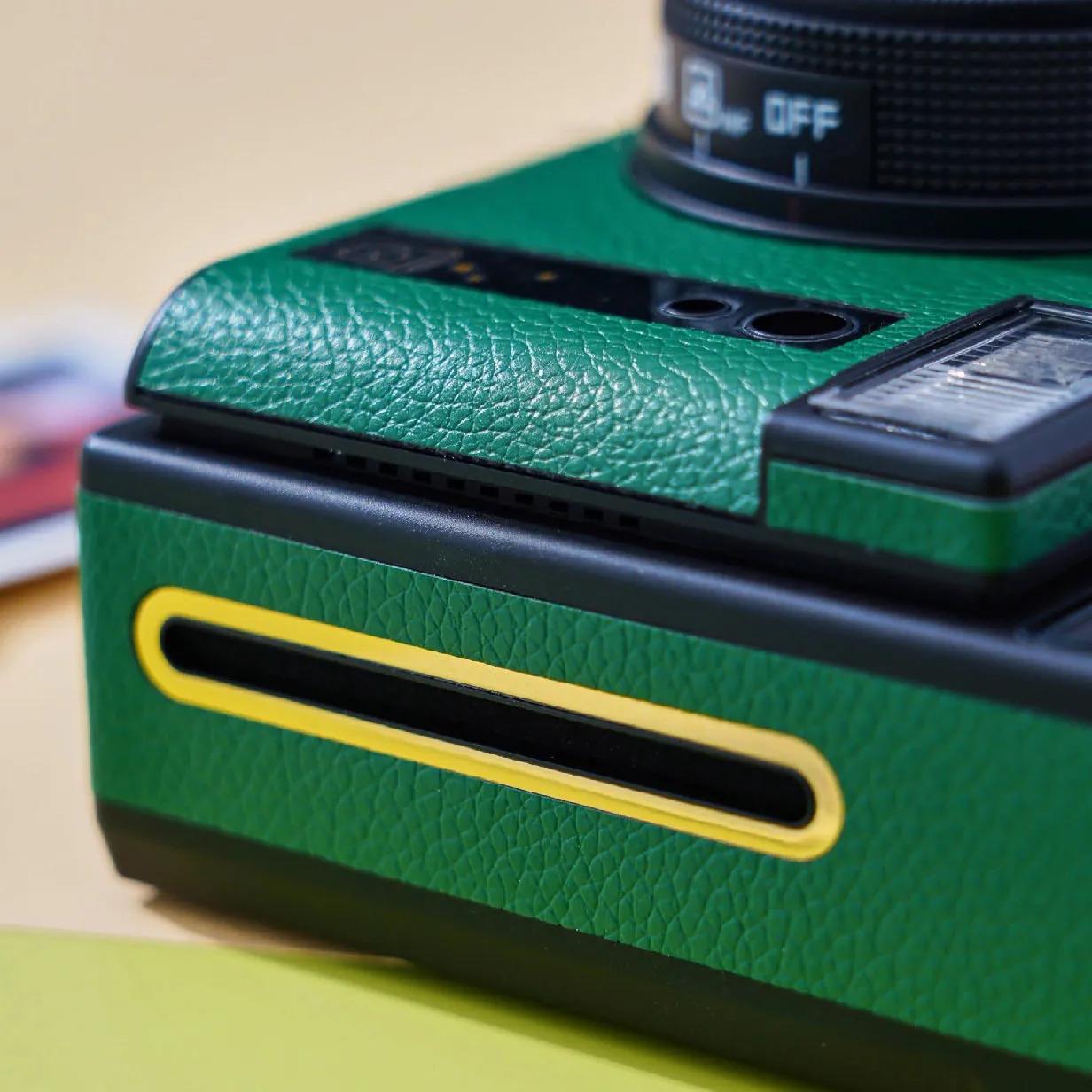 Starbucks Lomo'Instant Automat使用FUJIFILM Instax Mini菲林。