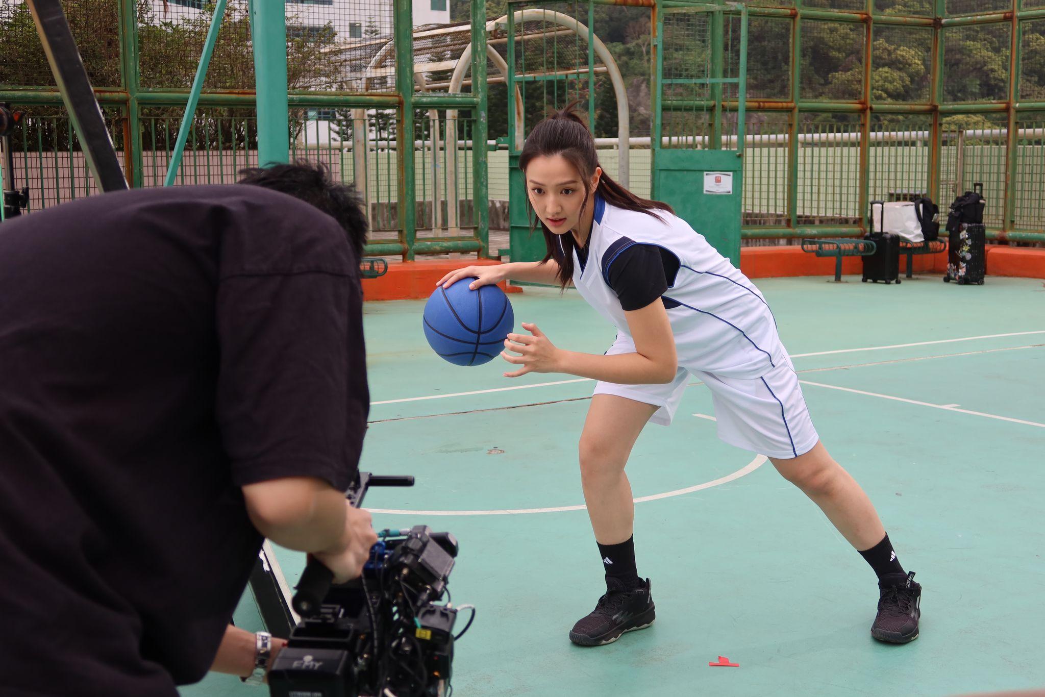 譚旻萱拍護膚廣告以打籃球為主題。