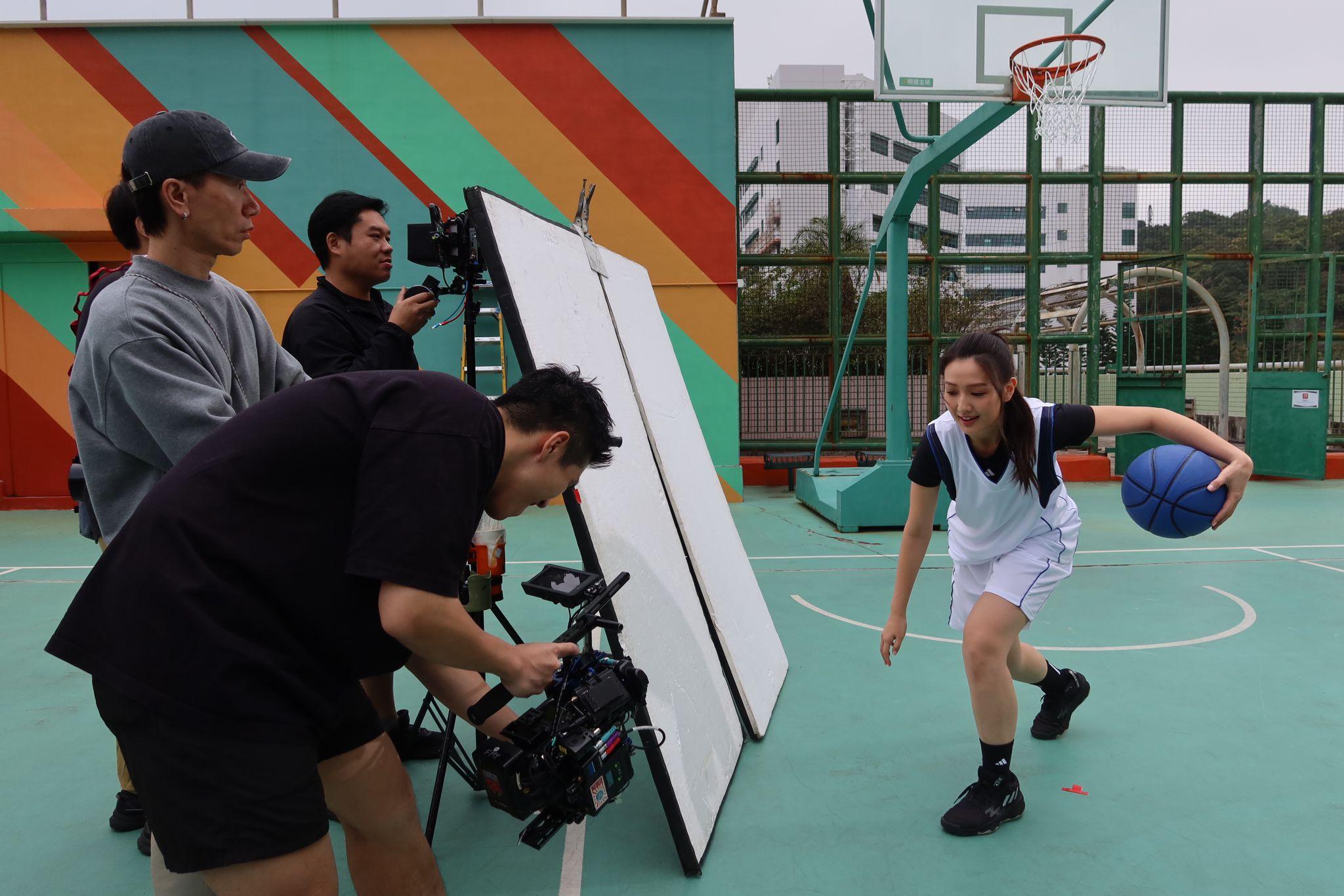 譚旻萱拍護膚廣告以打籃球為主題。