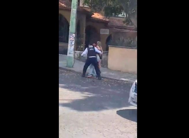 綠背心女子由警員攙扶,走了幾步就跌撞。(互聯網)