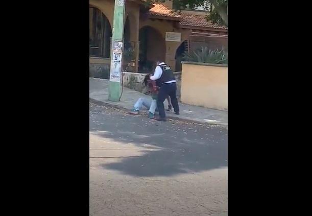 綠背心女子又要坐著休息,看來傷勢不輕。(互聯網)