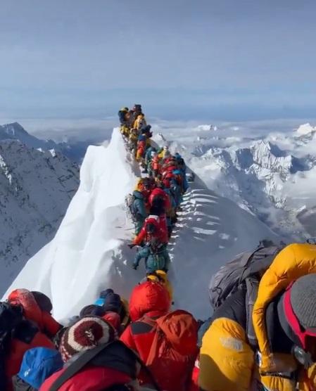 從本月25日上傳的影片可見,珠峰出現攻頂人龍。(互聯網)